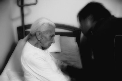 Hallan posibles biomarcadores para conocer el daño neuronal en el alzheimer