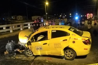 Se presume que el sueño venció al taxista y se estrelló.