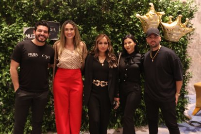 Junto a Miguel Ángel Cavallero y Andrés Felipe Cabrera, están las tres maquilladoras profesionales que fueron escogidas para unirse al staff de Miss Universo en Israel.