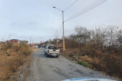 Un nuevo hecho violento dejó dos personas fallecidas y cinco heridas en el cantón Durán, provincia del Guayas, la madrugada de este jueves 11 de noviembre. El crimen se cometió, exactamente, en el cerro Las Cabras.

El sitio es considerado por la Policía Nacional como el más conflictivo de la localidad, que hace parte de la denominada Zona 8, junto a Guayaquil y Samborondón. En esta jurisdicción, se registran 565 muertes violentas en lo que va del año.

Según algunos moradores, en este último caso, las personas fallecidas quedaron dentro del automotor, mientras que los heridos a un costado del vehículo, tendidos en la calzada.

Las identidades de los perjudicados aún no ha sido determinada, pues los investigadores de la Dirección Nacional de Delitos Contra la Vida siguen haciendo labores en el sitio, al igual que los peritos de Criminalística.

Los cuerpos serían llevados al Laboratorio de Criminalística y Ciencias Forenses de Guayaquil, ubicado a media hora del lugar de los hechos.