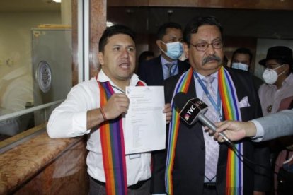 Miembros de Pachakutik entregaron un pedido de juicio político en contra de los miembros del CNE