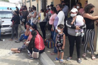 Los padres reclaman por falta de organización, los niños debían entrar solos a la inoculación.