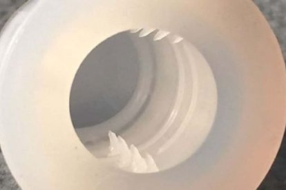 El dispositivo tiene unas pequeñas garras que va dañando el pene del agresor.