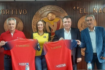 Ever Hugo Almeida (segundo desde la derecha) fue presentado como nuevo DT de El Nacional.