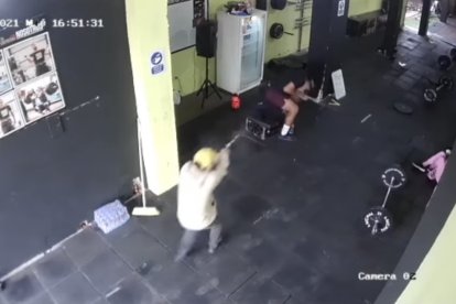 El desconocido ingresó al negocio y enseguida disparó contra Harlinton Campi.