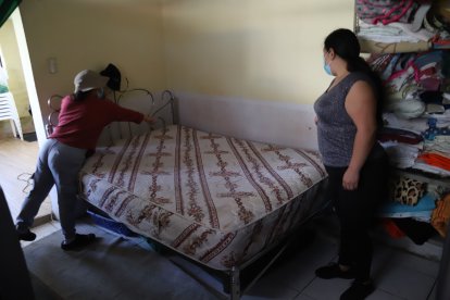 La mujer muestra que la bala impactó en la pared en el momento justo en el que ella y su marido estaban acostados en esa cama.