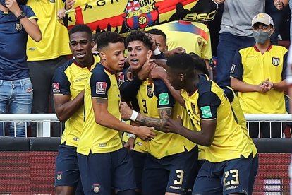 Los jugadores de Ecuador celebran un gol ante Venezuela .