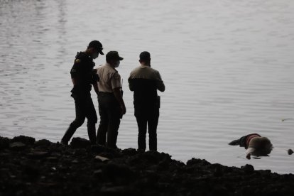 Un cadáver fue hallado la mañana de éste viernes 12 de noviembre junto al primer puente de la vía Perimetral.