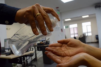 Es mejor es llevar su propio gel antibacterial o alchohol.