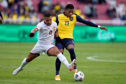 Gonzalo Plata de Ecuador (d) fue vital en el triunfo de la Tri ante Venezuela.