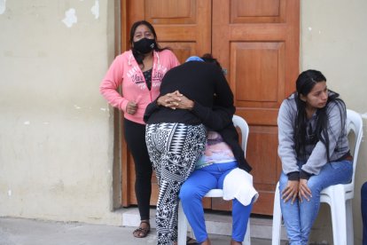 Los deudos se consolaban entre sí tras el dolor provocado por ambas muertes.