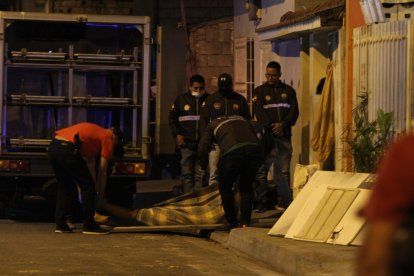 El occiso registra antecedentes penales, según información policial otorgada en el sitio.