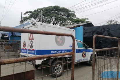 Esta es una de las ambulancia de Medicina Legal que ingresó al centro carcelario. Llegó desde Milagro.
