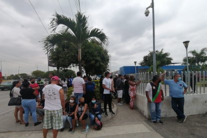 Los allegados se han agolpado en los exteriores del Laboratorio de Criminalística y Ciencias Forenses, de Guayaquil.