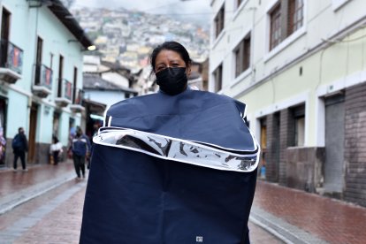 Johana camina todos los días por la calle Chile y evita pasar a la Plaza Grande.