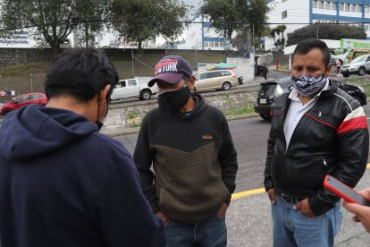 Los familiares esperaban por el examen de autopsia de la víctima.