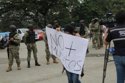 Familiares acudieron con carteles para pedir intervención de las autoridades.