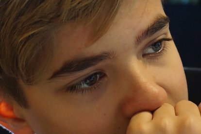 Mover las extremidades, morderse los labios, guiños de ojos y más son los tics nerviosos que pueden presentar los niños.