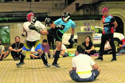 Barreto (de gorra) ahora enseña el deporte que practica desde los 19 años. Tiene 37.