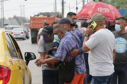 Familiares se acercaban a la morgue a reconocer a sus familiares.