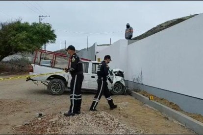 La camioneta se impactó contra la pared de una vivienda.