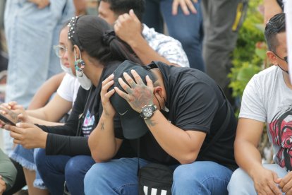 Los familiares protagonizaron escenas desgarradoras afuera de la morgue.