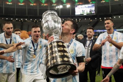 Lionel Messi besa el trofeo de la Copa América, tras derrotar Brasil en el estadio Maracaná de Río de Janeiro