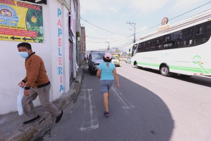 Además, los pasos cebras están desgastados.