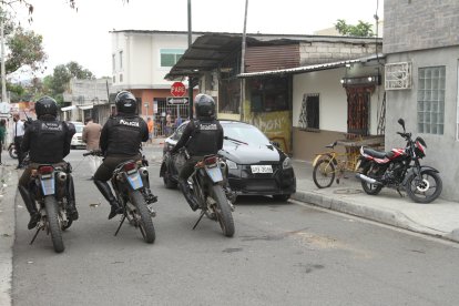 Policias custodiaron la casa donde la madrugada de ayer durante un velorio cinco personas fueron asesinadas.