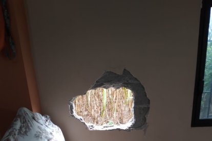 Por este hueco los delincuentes sacaron herramientas, televisores, cacao