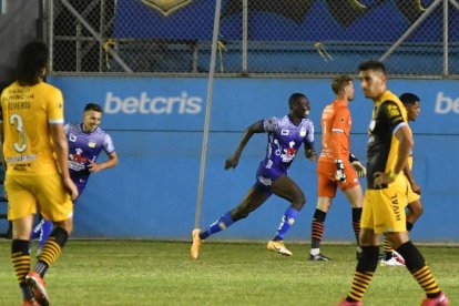 Janner Corozo (c) fue el verdugo de Barcelona, en la fecha 10 de la segunda etapa, en la victoria de 4-1 que logró Delfín.