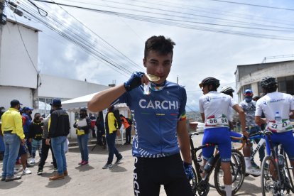 Jhony Carapaz  sumó una nueva medalla de oro en su trayectoria como juvenil. Su fotrtaleza en el ascenso fue clave para la victoria.