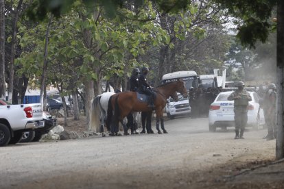 Los miembros de la Policía y Fuerzas Armadas que ingresaron a la Penitenciaría esperarán un tiempo para realizar la requisa de armamentos.
