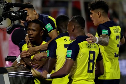 Los jugadores de Ecuador celebran el gol de Pervis Estupiñán ante Chile