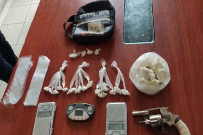 Driga, armas y otras halladas por la Policía en el domicilio del sospechoso.