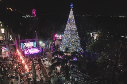 Este martes 16 de noviembre se encendió el árbol navideño de Guayaquil.