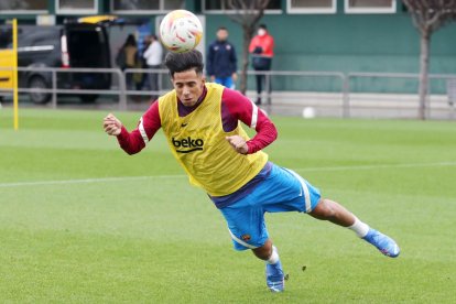 El zaguero ecuatoriano Diego Almeida actualmente es jugador del Barcelona de España.