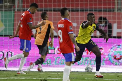 Moises Caicedo celebra su gol contra Chile durante el partido clasificatorio al mundial de Catar 2022 disputado en el estadio San Carlos de Apoquindo de Santiago de Chile.