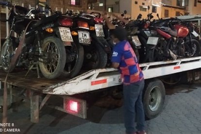 Las motos retenidas en las últimas horas llenaron la plataforma de una grúa.