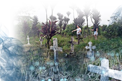 Las hermanas Naomi y Lía Delgado recorren el cementerio hasta donde llegan los vehículos por el fenómeno.