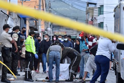 El choque se produjo entre una moto y un camión. El niño quedó sin vida en la vía.