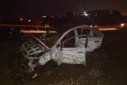 La joven fue interceptada por un auto blanco sin placas que luego fue abandonado en la vía Santa Marianita totalmente incinerado.