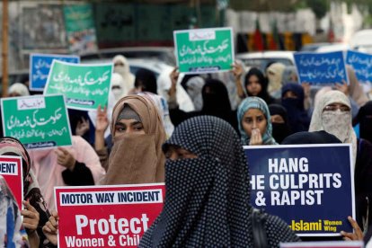 En el 2020 cientos de mujeres pakistaníes salieron a las calles a protestar y a exigir castigos ejemplares contra los violadores.
