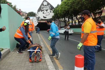 El ejecicio incluyó el rescate de heridos. Aquí en la zona de los túneles de los cerros Santa Ana y El Carmen.