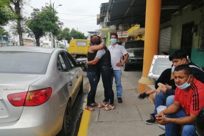 Los deudos se consolaban entre ellos para poder sobrellevar la muerte de sus seres queridos.