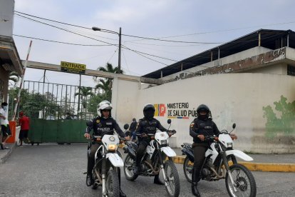 El herido fue llevado al hospital donde la policía brindó resguardo.