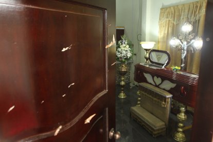 El fallecido fue velado en la misma casa donde lo balearon. En la puerta se veían las marcas que dejaron los tiros.