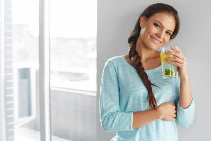 La preparación de una bebida de linaza con limón trae beneficios para la salud