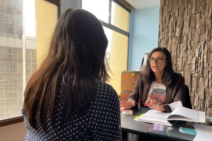 La víctima (de espaldas) junto a la abogada Johanna Orbe.