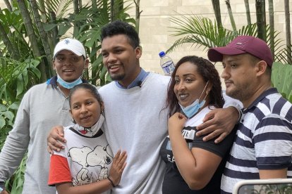 Carlos Mina (c) se emocionó al ver a sus familiares. El pugilista indicó que se siente vivo al estar en libertad y regresar al país.